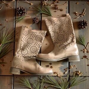 RUDSAK Light Tan Heeled Boots with Perforated Star Design size 6